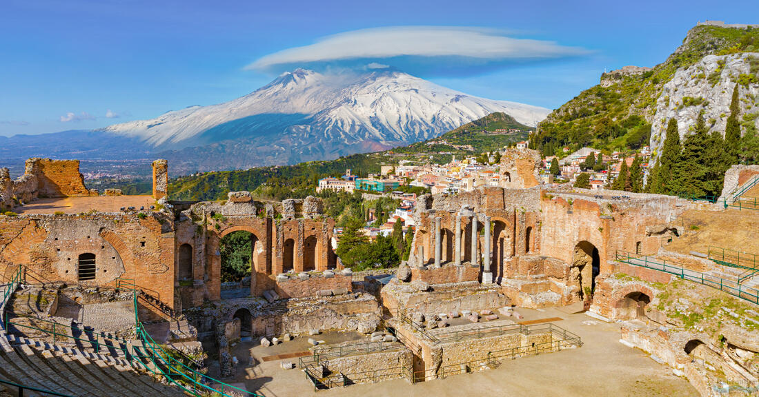 Pohled na Etnu z řeckého divadla v Taormine