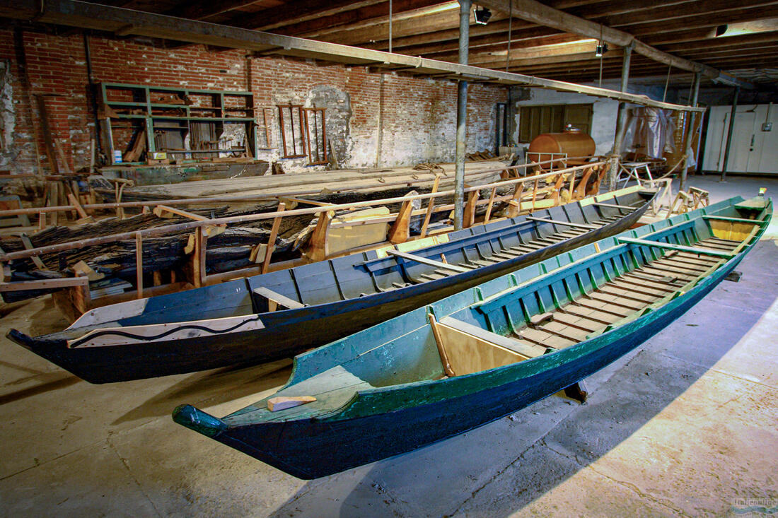 Лодки Batana в музее в Комаккьо