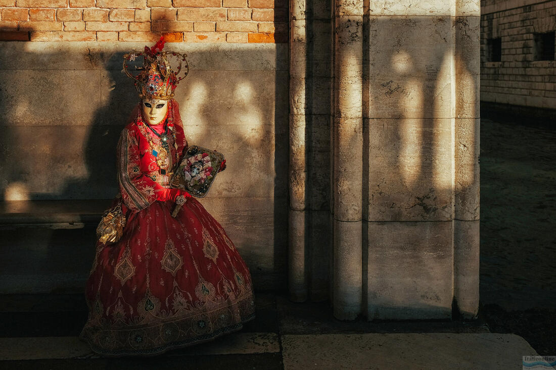 Dame mit Spiegel im roten Kostüm, Karneval in Venedig 2016