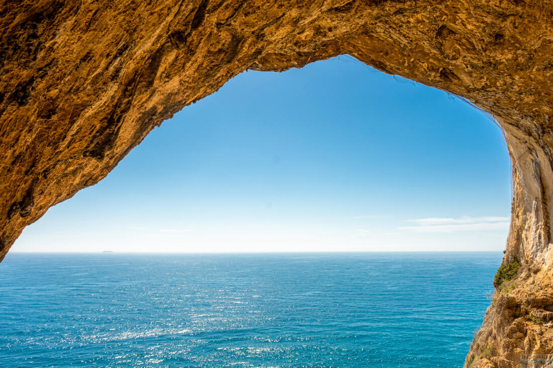 Blick auf das Ligurische Meer von der Grotta dei Falsari aus