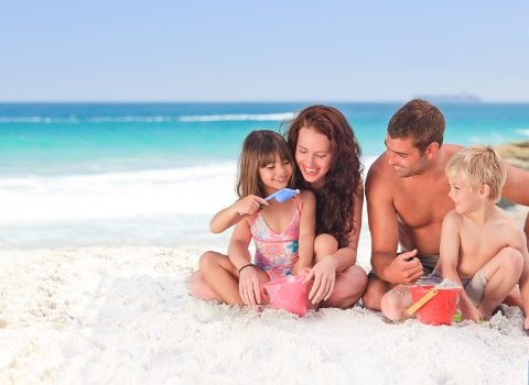 Junge Familie an einem italienischen Strand