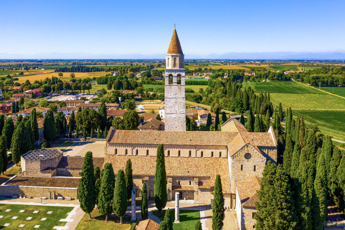 Malebný letecký pohled na malé italské město Aquileia a starobylou patriarchální baziliku di Santa Maria Assunta
