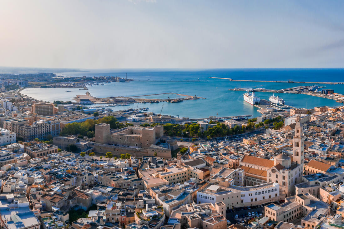 Widok z lotu ptaka na starą dzielnicę i port w Bari