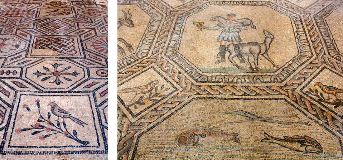 Vogel- und geometrische Symbole links, das Symbol des Guten Hirten auf den Bodenmosaiken in der Basilika von Aquileia rechts