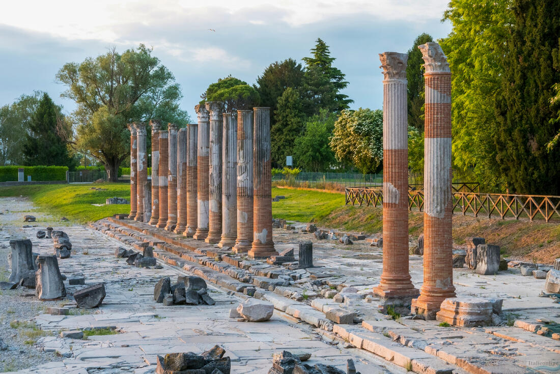 Римский форум, центральная площадь города Аквилеи, длиной 141 метр и шириной 55 метров.