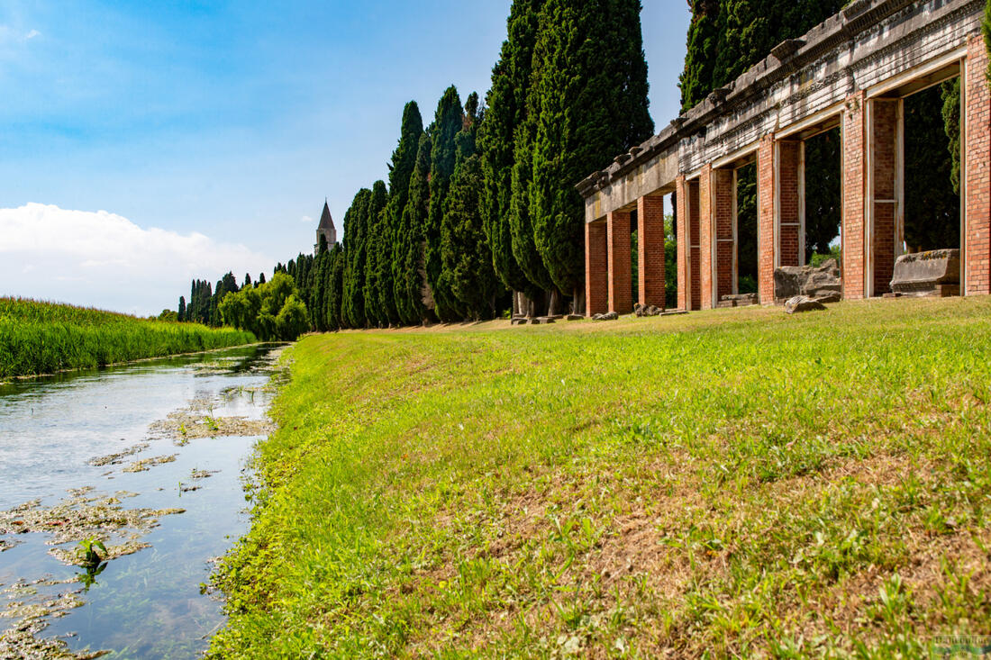 Ruinerne af flodhavnen Aquileia - promenade, udsigt over floden