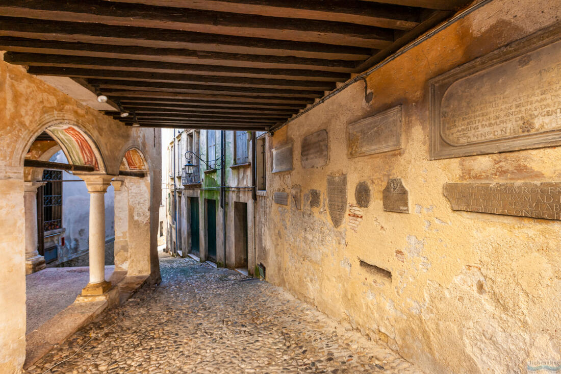 Romantická středověká ulička v Asolu