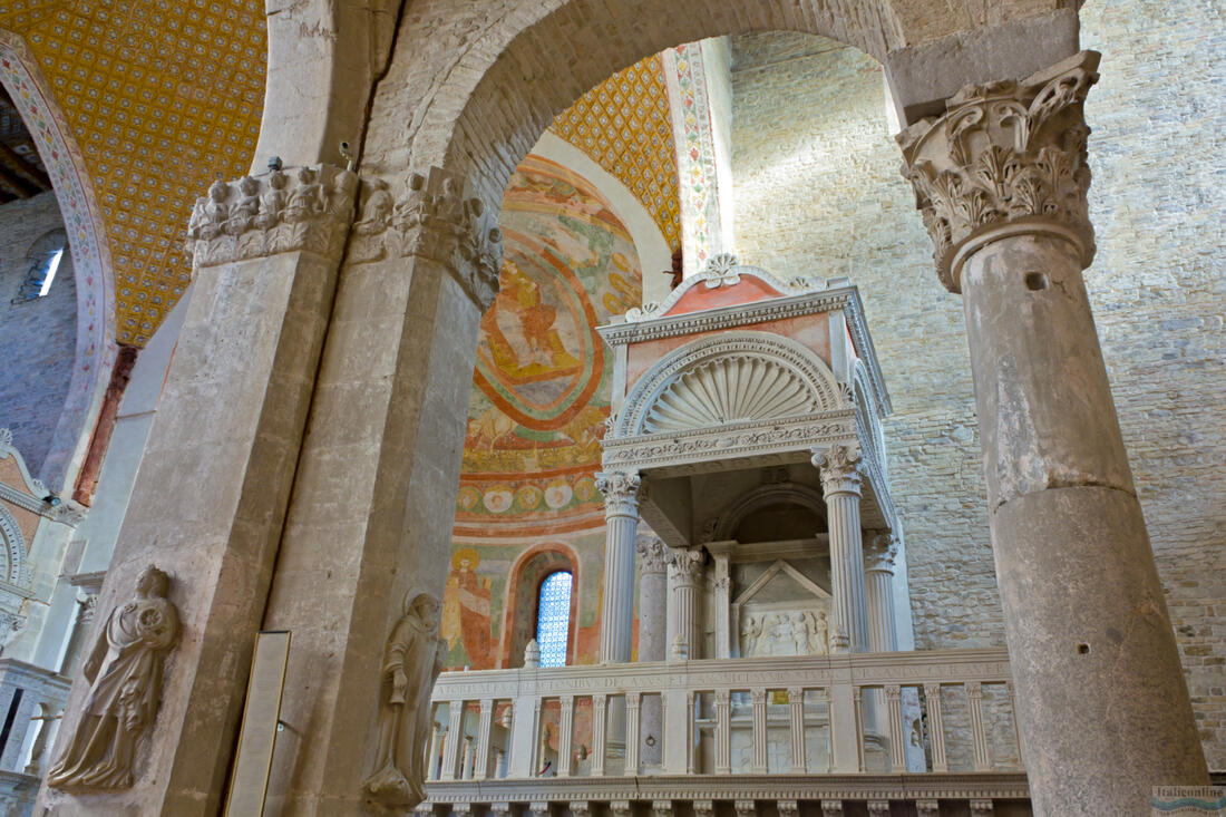 Interiér baziliky v Aquilei