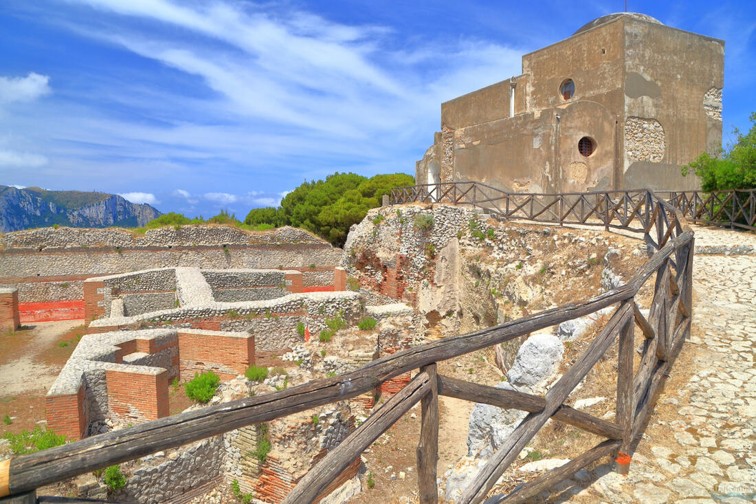 La magia di Capri: storia, lusso e bellezze naturali - ItalieOnline