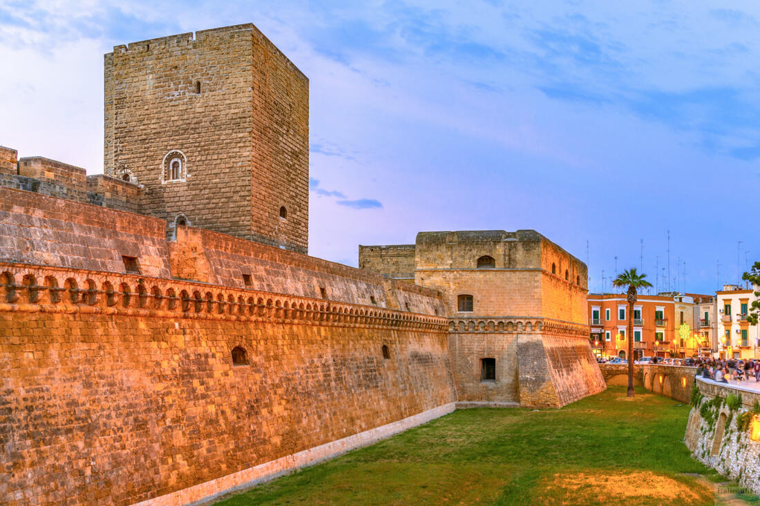Fosa zamku Castello Normanno Svevo