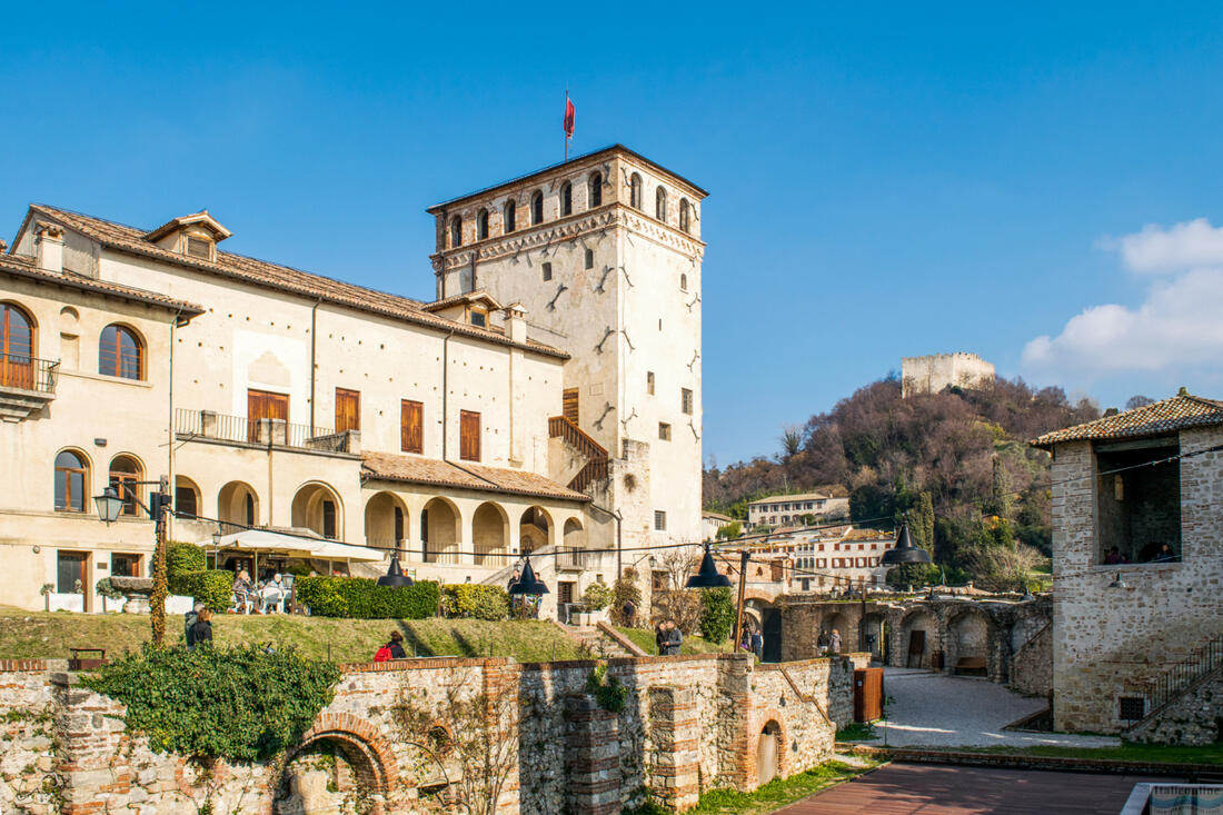 Castello di Asolo s divadlem Eleonory Duse, v pozadí Rocca di Asolo