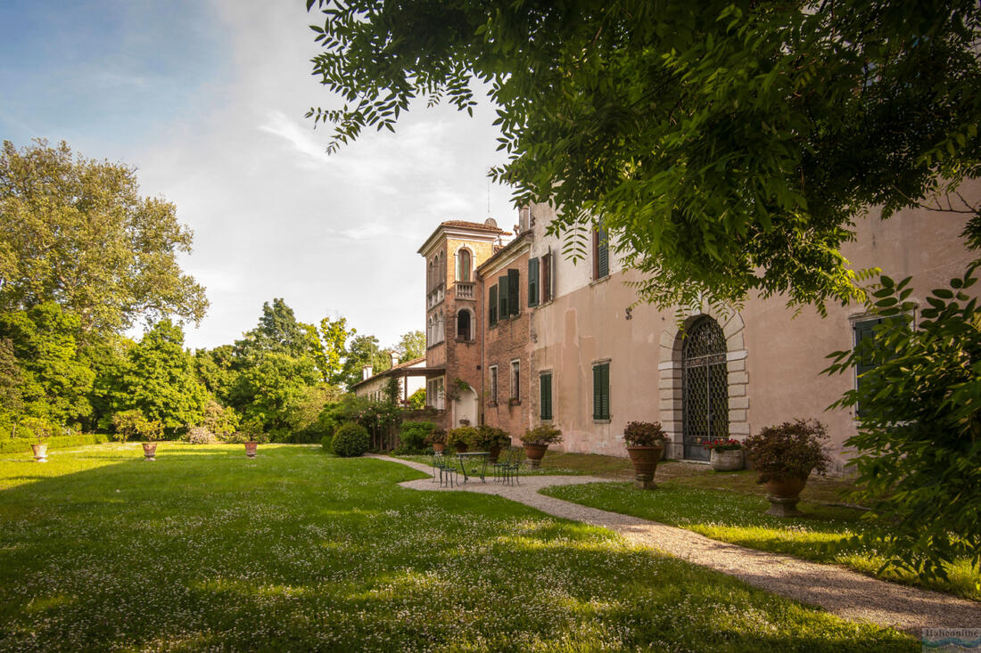 Castello di Cordovado - zadní fasáda se zahradou