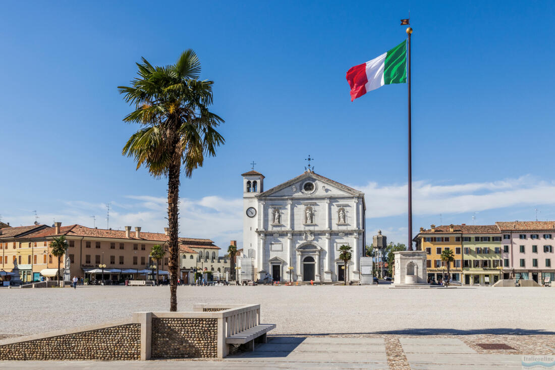 Hlavní náměstí Piazza Grande v Palmanově, v pozadí kostel Chiesa del Santissimo Redentore