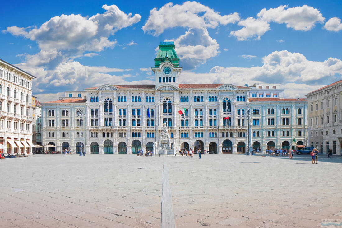 Udsigt over Piazza Unità dItalia i Trieste, den største plads ved havet i Europa