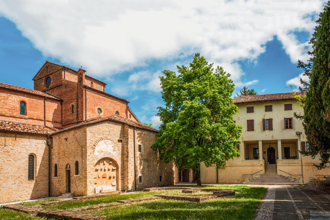 Der Innenhof der Abtei Santa Maria in Silvis in Sesto al Reghena mit den Fundamenten der ursprünglichen antiken Kirche mit drei Apsiden