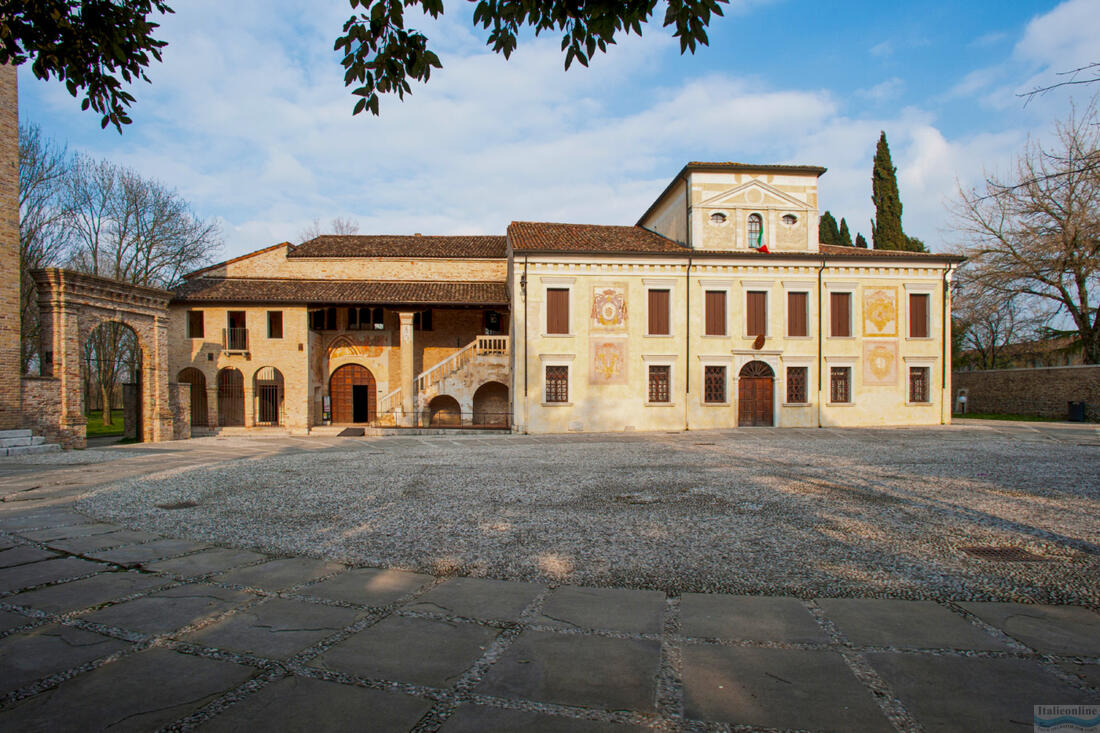 Sesto al Reghena - Piazza Castello - Fassade der Abtei Santa Maria in Silvis