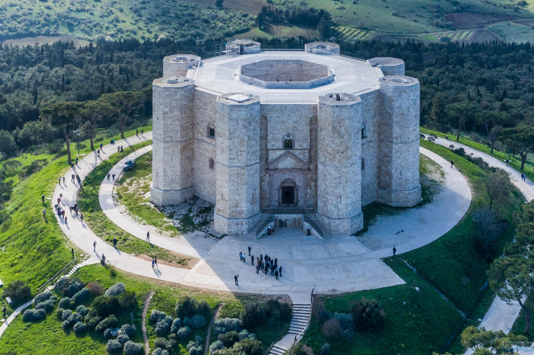 En udsigt over det fascinerende ottekantede slot Castel del Monte nær byen Bari