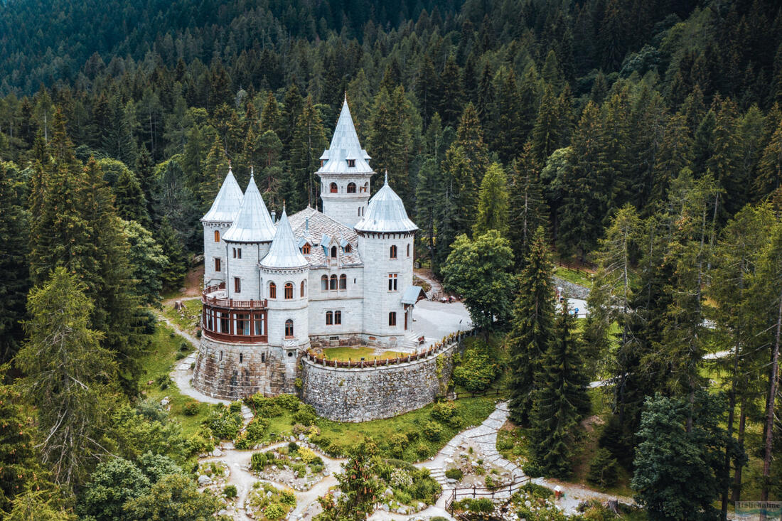 Castel Savoia s překrásnou alpskou botanickou zahradou