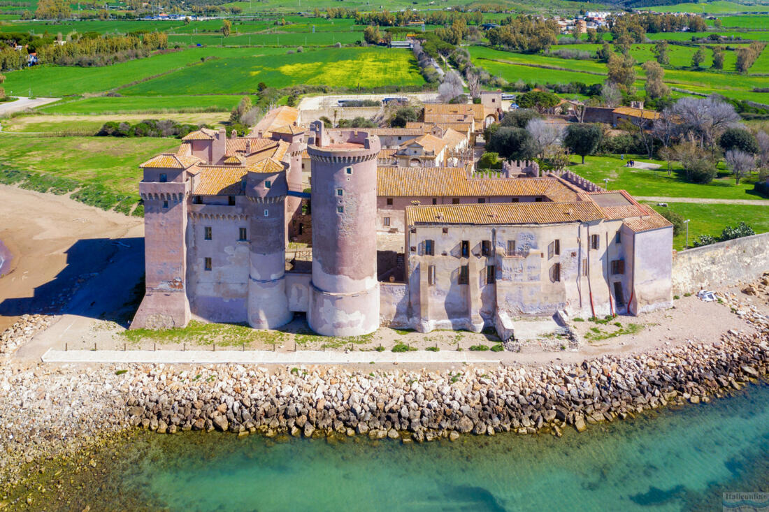 Castello di Santa Severa stojící přímo na břehu Tyrhénského moře