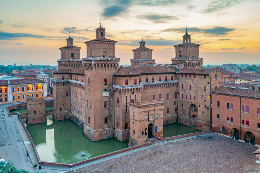 Stadtschloss Castello Estense im historischen Zentrum von Ferrara