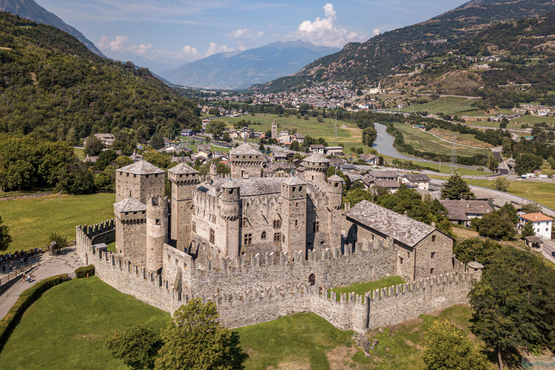 Das Castello di Fénis mit seinen doppelten Mauern liegt mitten im Aostatal