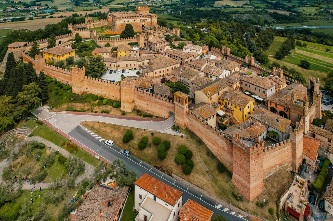 Blick von oben auf das Castello di Gradara