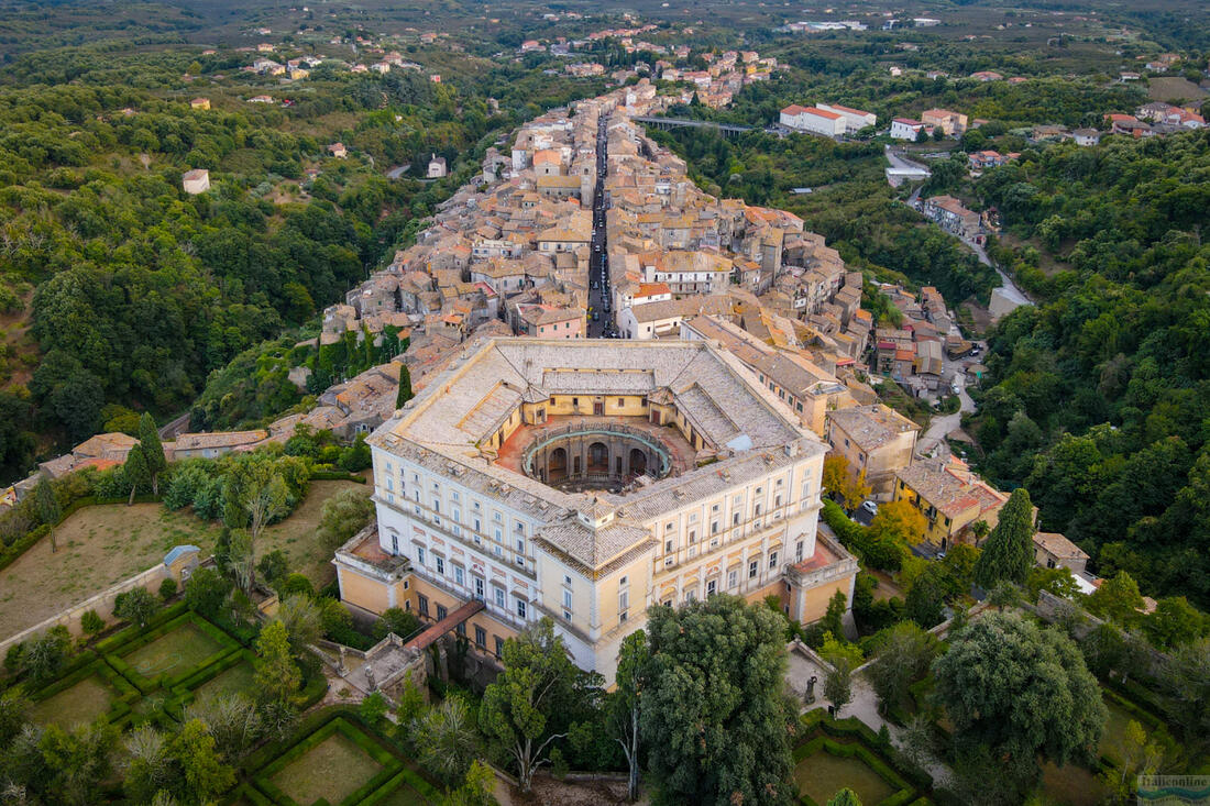 Ein Blick auf die Symmetrie des Palazzo Farnese-Gebäudes und seine ausgewogene Lage in der Umgebung