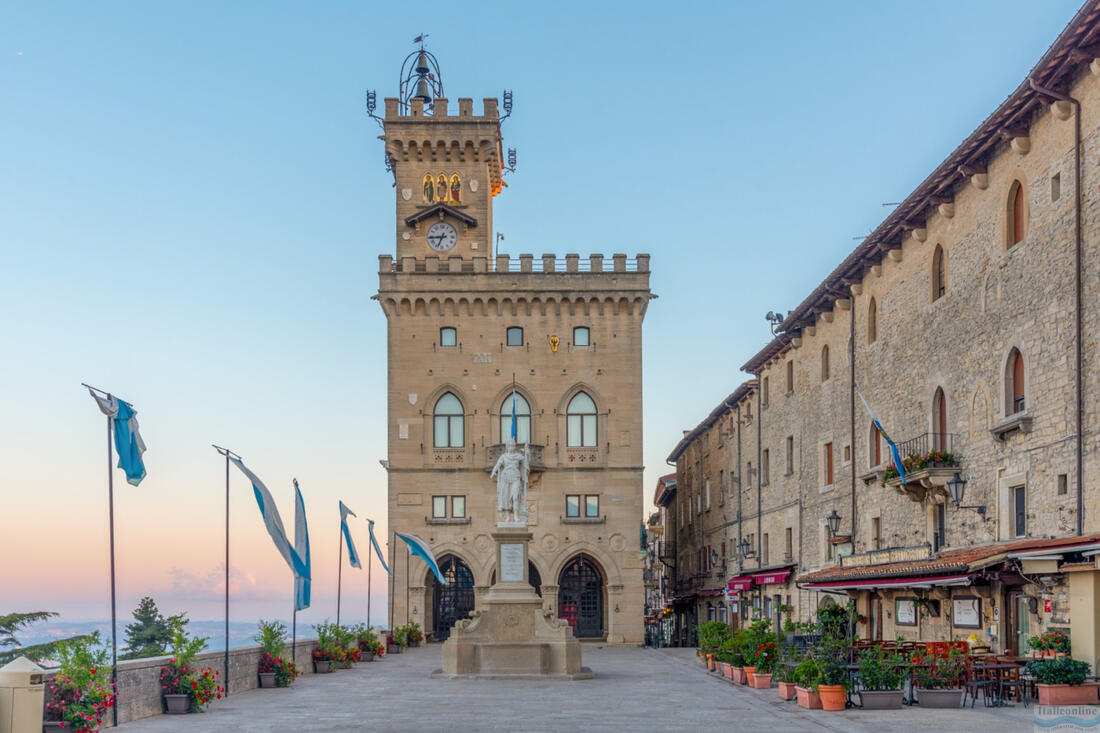 San Marino - Statua della Libertà przed Palazzo Pubblico na Piazza della Libertà