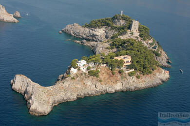 Li Galli e l'isola a forma di delfino