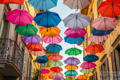 Umbrella Sky - bunte Kunstinstallation in den Straßen Italiens