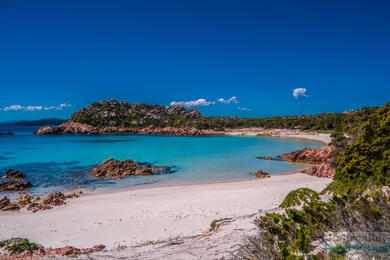 Når naturen maler: lyserød strand på Sardinien