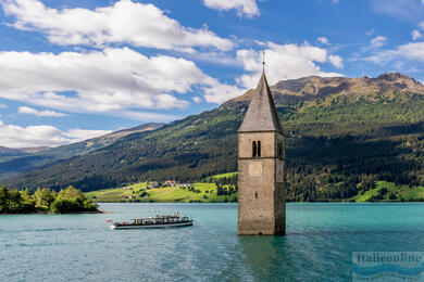 Campanile che emerge dall'acqua