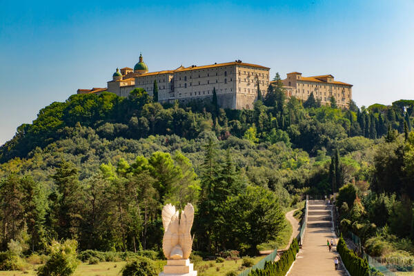 Montecassino: Simbolo di coraggio, distruzione e rinascita