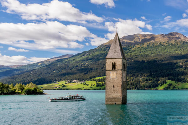 Glockenturm, der aus dem Wasser ragt