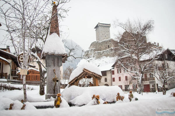 Der Zauber der Weihnacht inmitten von Hunderten von Krippen unter dem Schloss San Michele