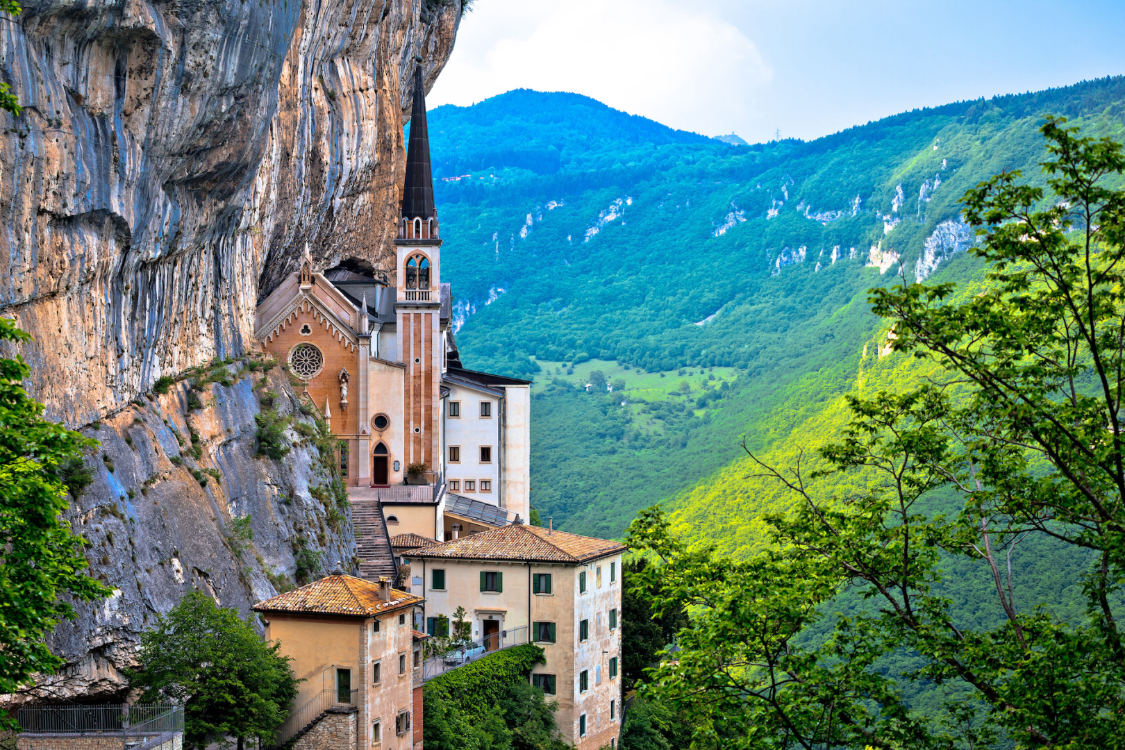 1540 ступеней к небесам. Santuario Madonna della Corona - ItalieOnline